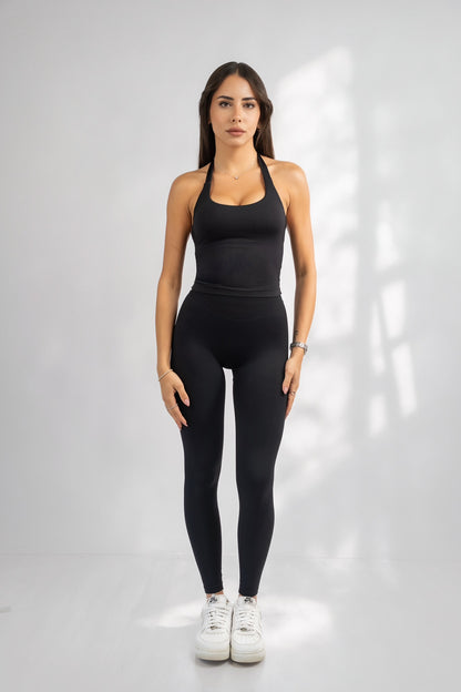 טייץ ארוך מחטב EMBER של YARA בצבע שחור על דוגמנית – בד נושם, גזרה גבוהה ונוחה לאימון.
