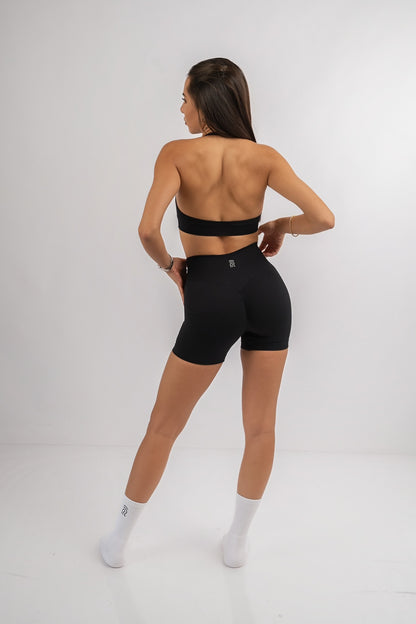 טייץ קצר מחטב EMBER של YARA בצבע שחור על דוגמנית – בד נושם, גזרה גבוהה ונוחה לאימון.
