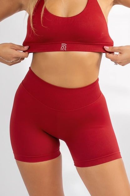 טייץ קצר מחטב EMBER של YARA בצבע אדום על דוגמנית – בד נושם, גזרה גבוהה ונוחה לאימון.
