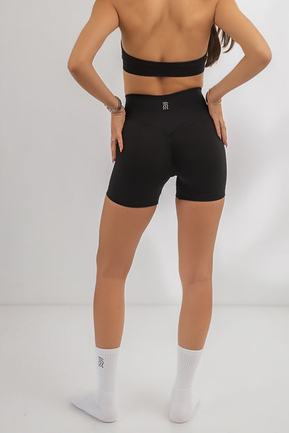 טייץ קצר מחטב EMBER של YARA בצבע שחור על דוגמנית – בד נושם, גזרה גבוהה ונוחה לאימון.
